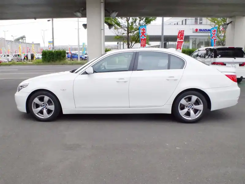 カタログ画像：５シリーズ（5 SERIES） ５２５ｉ 2007年6月 ABA-NU25 2500cc アルピン・ホワイトⅢ 燃費8.8km / l  外装