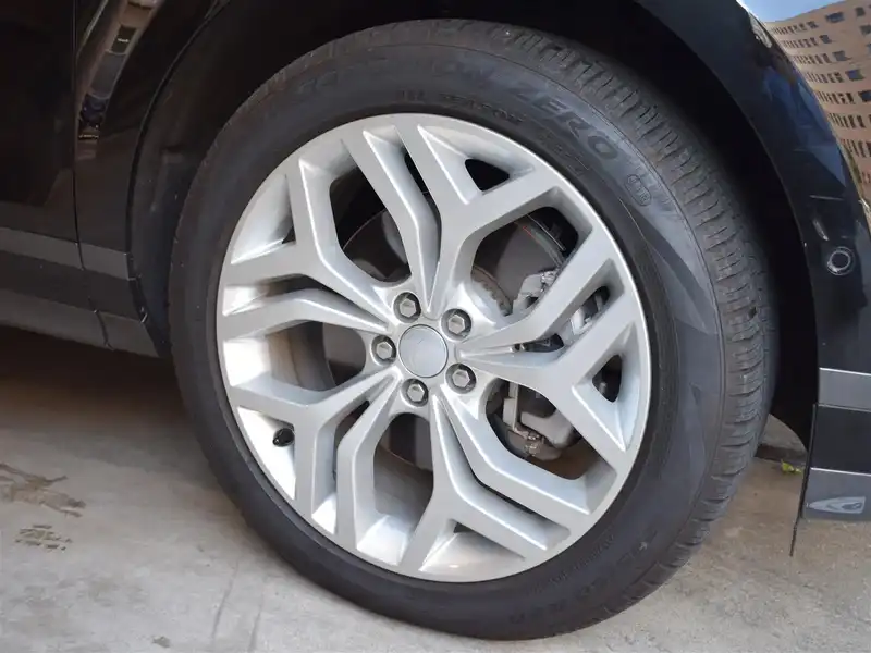 カタログ画像：レンジローバー（RANGE ROVER） ＳＥ Ｄ３００ スタンダードホイールベース 2023年8月 3CA-LK93WA 3000cc サントリーニブラック（メタリック） 燃費10.5km / l タイヤ