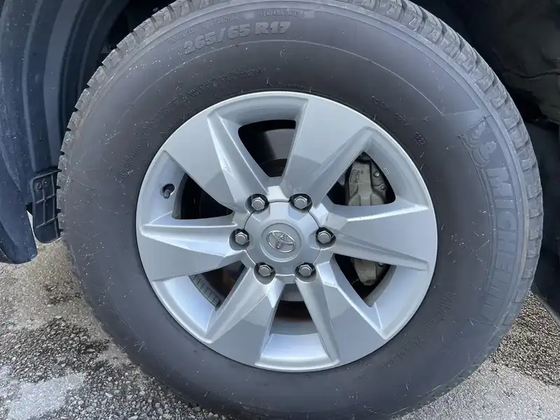 10144888 | カタログ画像：ランドクルーザープラド（LAND CRUISER PRADO） ＴＸ 2022年8月 3BA-TRJ150W 2700cc ブラックorアティチュードブラックマイカ タイヤ