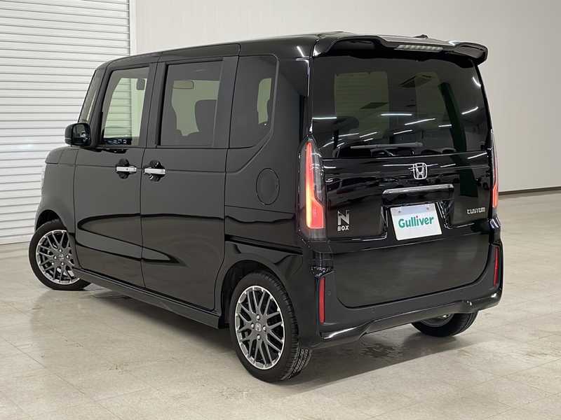カタログ画像：Ｎ－ＢＯＸカスタム（N-BOX CUSTOM） ベースグレード 2023年10月 6BA-JF6 660cc クリスタルブラック・パール 燃費19.4km / l 外装