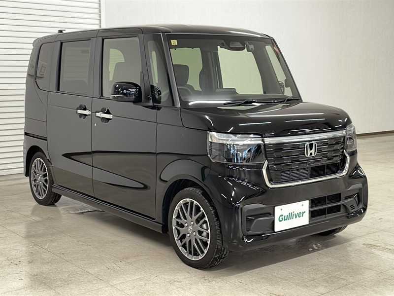 カタログ画像：Ｎ－ＢＯＸカスタム（N-BOX CUSTOM） ベースグレード 2023年10月 6BA-JF6 660cc クリスタルブラック・パール 燃費19.4km / l メイン