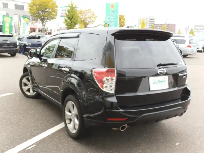 カタログ画像：フォレスター（FORESTER） ２．０ＸＴ ブラックレザーセレクション 2009年1月 CBA-SH5 2000cc オブシディアンブラック・パール 燃費12.2km / l  バック