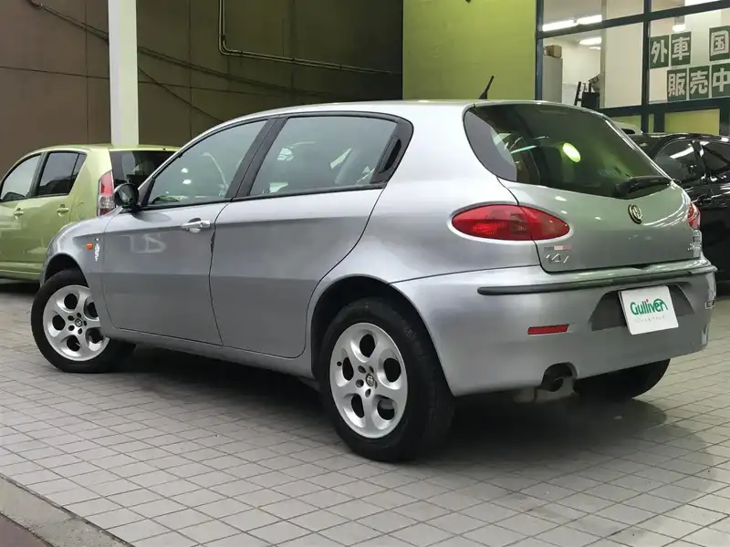 カタログ画像：アルファ１４７（ALFA 147） １．６ ツインスパーク 2004年3月 GH-937BXB 1600cc スターリンググレー（メタリックカラー） バック