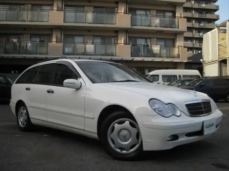 カタログ画像：Ｃクラスステーションワゴン（C-CLASS STATIONWAGON） Ｃ１８０コンプレッサー ステーションワゴン 2002年8月 GH-203246 1800cc アラバスターホワイト（Ｓ） 燃費10.4km / l  メイン