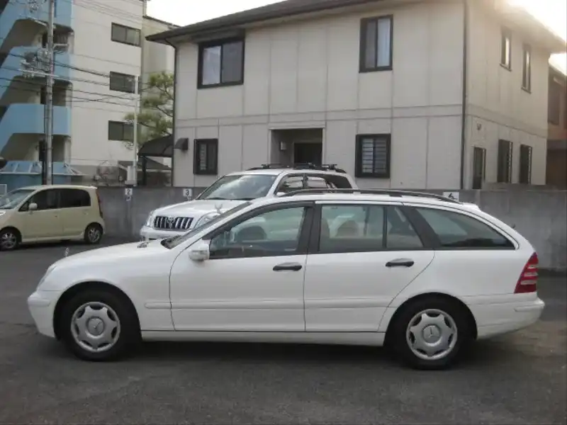 カタログ画像：Ｃクラスステーションワゴン（C-CLASS STATIONWAGON） Ｃ１８０コンプレッサー ステーションワゴン 2002年8月 GH-203246 1800cc アラバスターホワイト（Ｓ） 燃費10.4km / l  外装