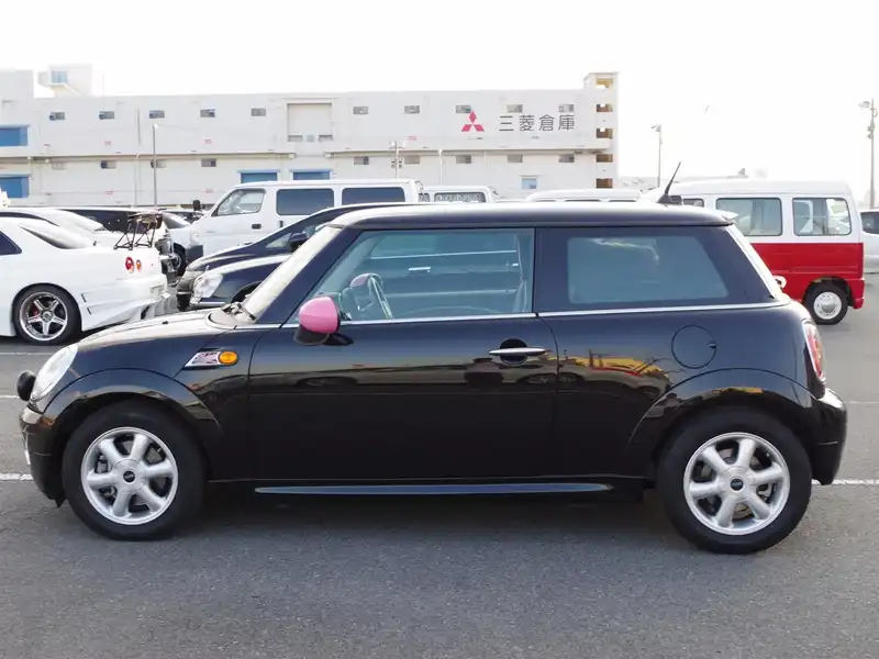 カタログ画像：ＭＩＮＩ（MINI） ミニ・ミーツ・サクラ・エディション・ニッポン ワン 2010年3月 ABA-ME14 1400cc ミッド・ナイトブラック 燃費17.2km / l  外装