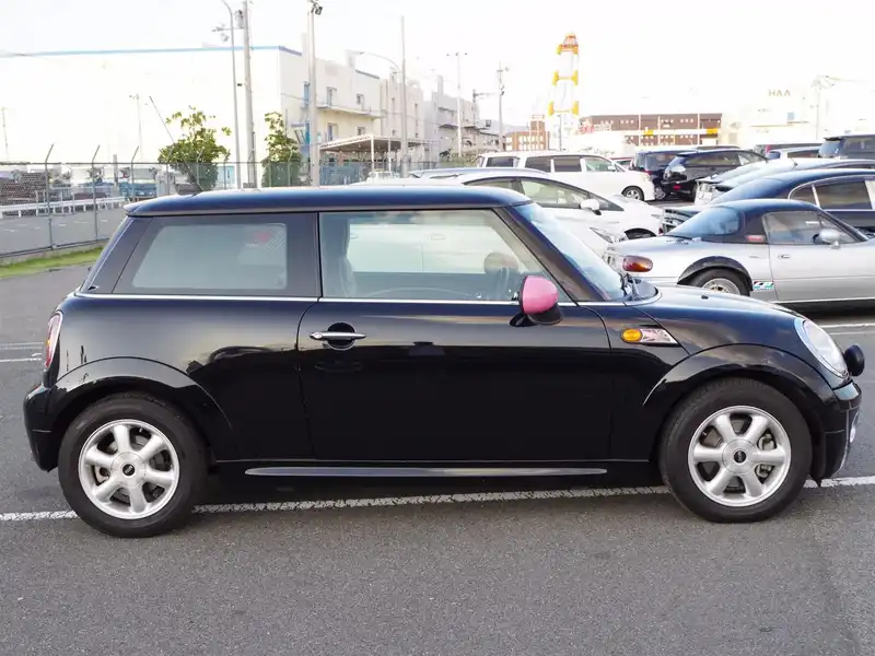 カタログ画像：ＭＩＮＩ（MINI） ミニ・ミーツ・サクラ・エディション・ニッポン ワン 2010年3月 ABA-ME14 1400cc ミッド・ナイトブラック 燃費17.2km / l  外装