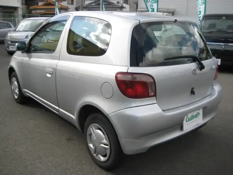 カタログ画像：ヴィッツ（VITZ） Ｆ Ｄパッケージ 2000年8月 TA-SCP10 1000cc シルバーメタリック 燃費21.5km / l  バック