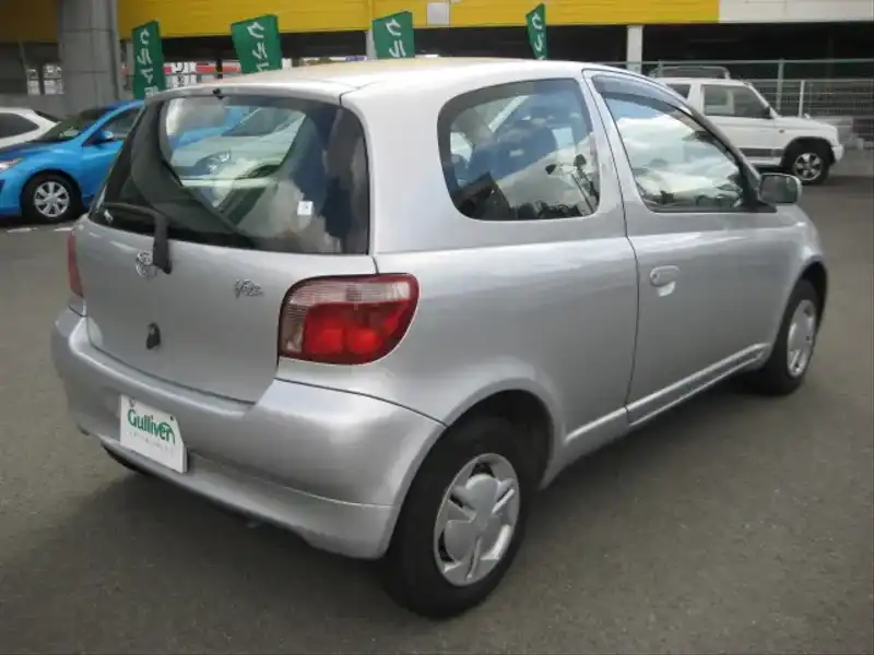 カタログ画像：ヴィッツ（VITZ） Ｆ Ｄパッケージ 1999年8月 GH-NCP15 1300cc シルバーメタリック 燃費18.2km / l  バック