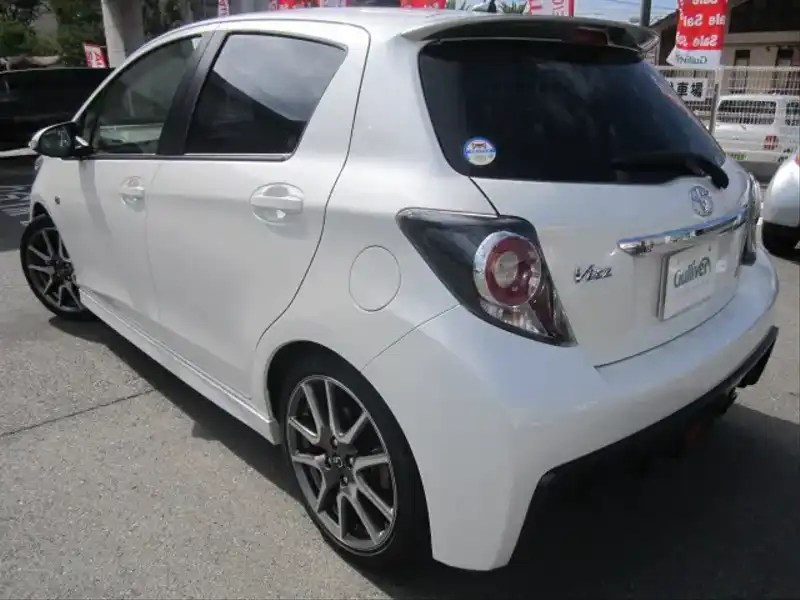 カタログ画像：ヴィッツ（VITZ） ＲＳ Ｇ’ｓ 2012年5月 DBA-NCP131 1500cc ホワイトパールクリスタルシャイン バック