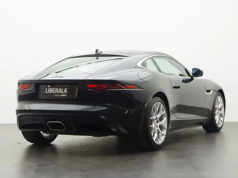 カタログ画像：Ｆタイプ（F-TYPE） Ｒ－ダイナミック クーペ 2017年9月 DBA-J60XB 2000cc ナルヴィクブラック 燃費12.2km / l バック