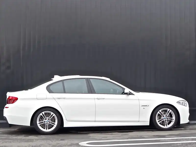 カタログ画像：５シリーズ（5 SERIES） ５２３ｉ Ｍスポーツ ハイラインパッケージ 2015年7月 DBA-XG20 2000cc アルピン・ホワイトⅢ（ソリッド・カラー） 燃費14.2km / l 外装