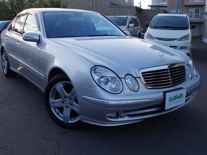 カタログ画像：Ｅクラス（E-CLASS） Ｅ３５０ ４マチック アバンギャルド 2005年8月 DBA-211087 3500cc キューバナイトシルバー（Ｍ）orイリジウムシルバー（Ｍ） 燃費8.5km / l  メイン