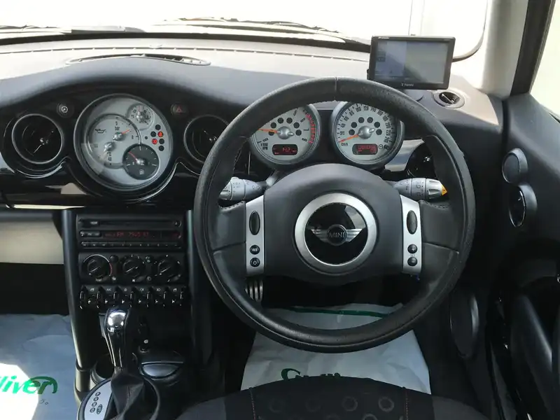 カタログ画像：ＭＩＮＩ（MINI） ワン セブン 2006年2月 GH-RA16 1600cc アストロ・ブラック（メタリック） 燃費14.0km / l  内装