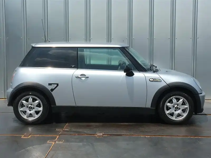 カタログ画像：ＭＩＮＩ（MINI） ワン セブン 2006年2月 GH-RA16 1600cc アストロ・ブラック（メタリック） 燃費14.0km / l  外装