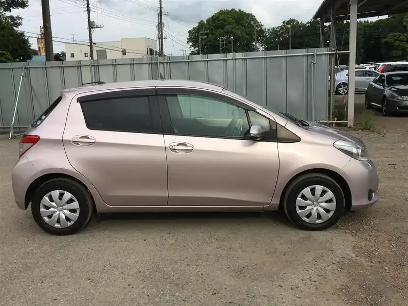 カタログ画像：ヴィッツ（VITZ） Ｆ スマートストップパッケージ 2010年12月 DBA-NSP130 1300cc ローズメタリックオパール 燃費21.8km / l 外装