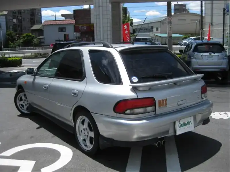 カタログ画像：インプレッサスポーツワゴン（IMPREZA SPORTS WAGON） ＷＲＸ ＳＴｉバージョンⅡ 1995年8月 E-GF8 2000cc ライトシルバー・メタリック 燃費9.5km / l  バック