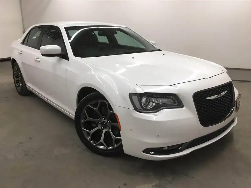 カタログ画像：クライスラー・３００（CHRYSLER 300） ３００Ｓ 2015年12月 ABA-LX36 3600cc アイボリートライコートパール（三層仕上げパールペイント） 燃費9.2km / l メイン（その他）