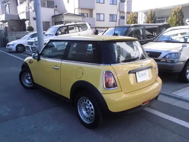 10040421 | カタログ画像：ＭＩＮＩ（MINI） ワン 2007年5月 ABA-ME14 1400cc メロー・イエロー（ソリッド） バック