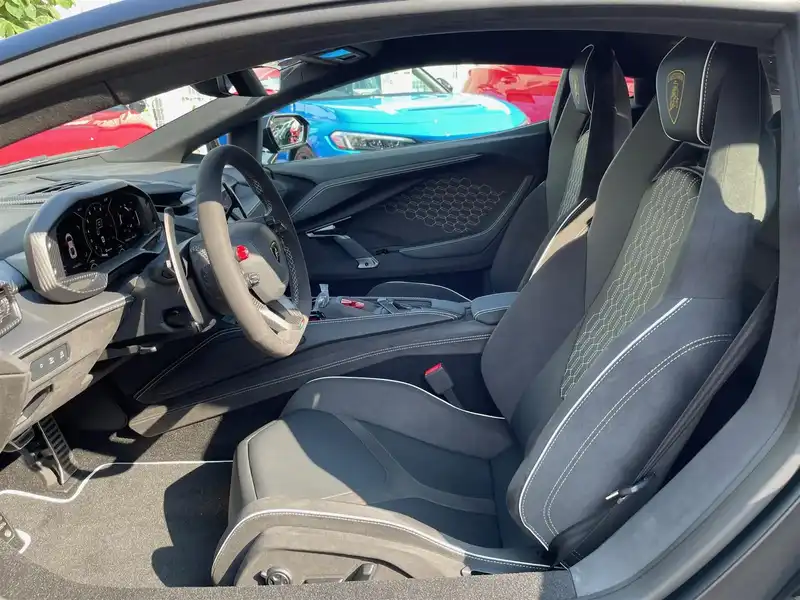 カタログ画像：レヴエルト（REVUELTO） ベースグレード 2023年3月 7LA-ZMREV 6500cc 内装