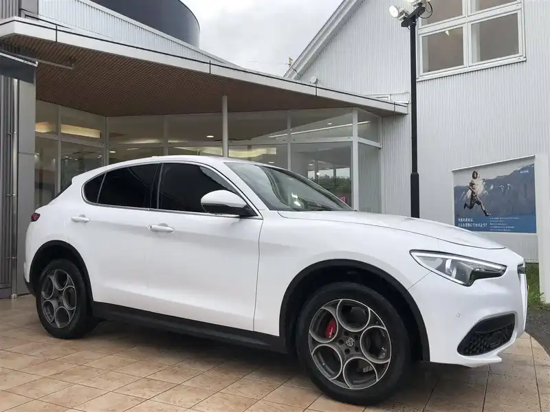 カタログ画像：ステルヴィオ（STELVIO） ２．０ターボ Ｑ４スポーツパッケージ 2019年12月 ABA-94920 2000cc アルファ ホワイト 燃費11.8km / l 外装