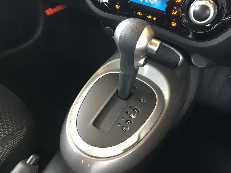 カタログ画像：ジューク（JUKE） １５ＲＸ Ｖセレクション スタイル ニスモ 2018年8月 DBA-YF15 1500cc スーパーブラック 燃費18.0km / l 内装