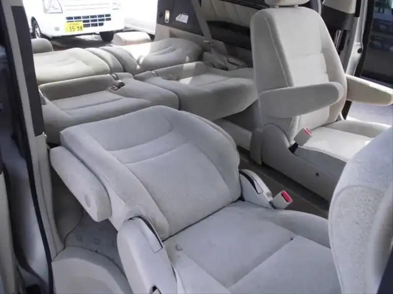 カタログ画像：アルファードハイブリッド（ALPHARD HYBRID） Ｇエディション サイドリフトアップシート装着車 2004年2月 CAA-ATH10W 2400cc シルバーメタリック 燃費16.4km / l  内装