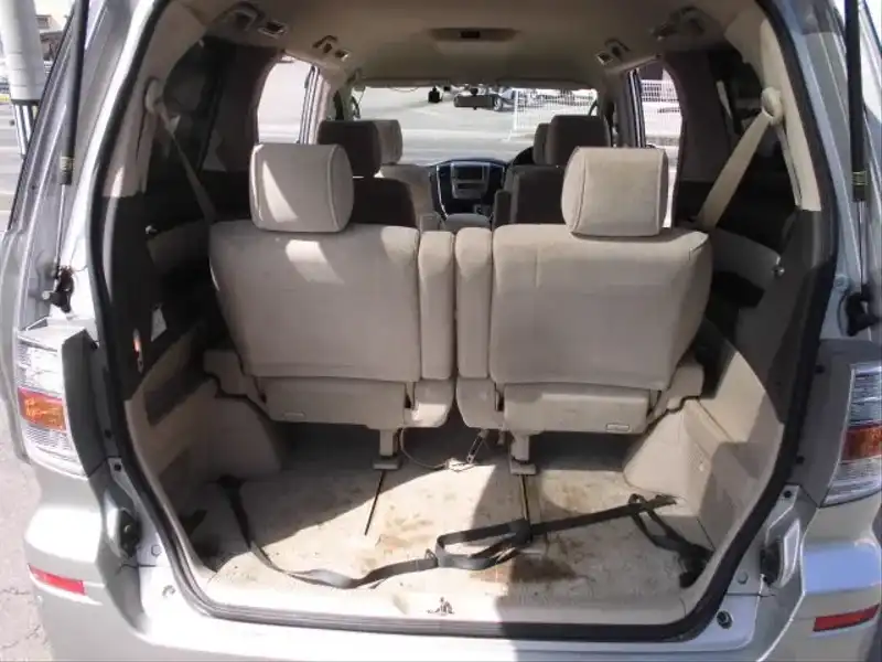 カタログ画像：アルファードハイブリッド（ALPHARD HYBRID） Ｇエディション サイドリフトアップシート装着車 2004年2月 CAA-ATH10W 2400cc シルバーメタリック 燃費16.4km / l  内装