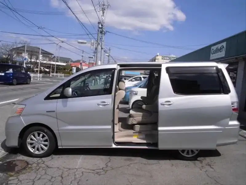 カタログ画像：アルファードハイブリッド（ALPHARD HYBRID） Ｇエディション サイドリフトアップシート装着車 2004年2月 CAA-ATH10W 2400cc シルバーメタリック 燃費16.4km / l  外装