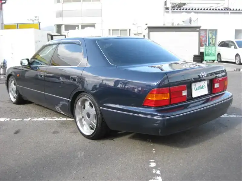 カタログ画像：セルシオ（CELSIOR） Ｃ仕様 Ｆパッケージ装着車 1998年8月 GF-UCF21 4000cc ダークブルーマイカトーニングＧ 燃費8.2km / l  バック