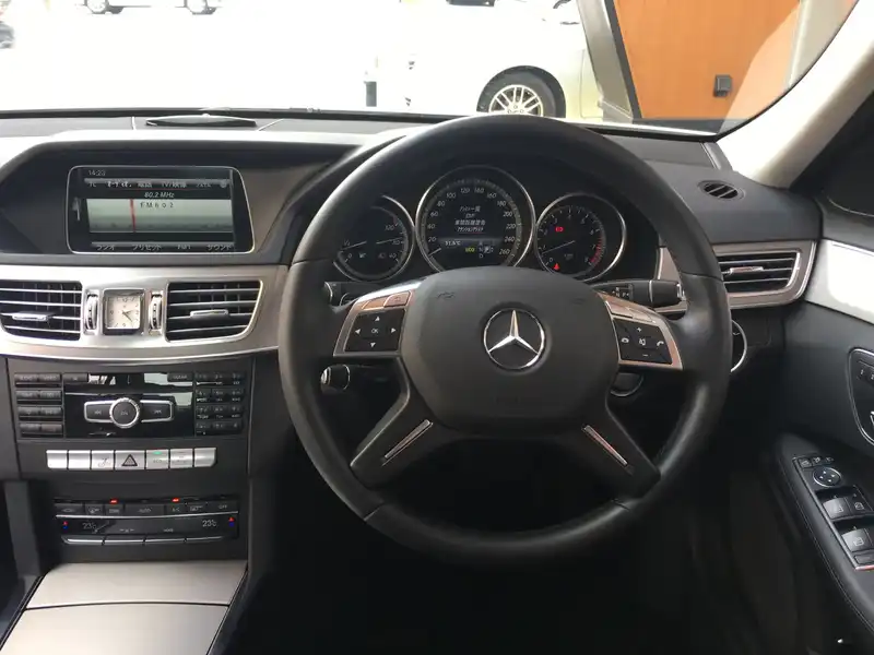 カタログ画像：Ｅクラス（E-CLASS） Ｅ２５０ 2013年5月 RBA-212036C 2000cc ポーラーホワイト（Ｓ） 燃費15.5km / l 内装