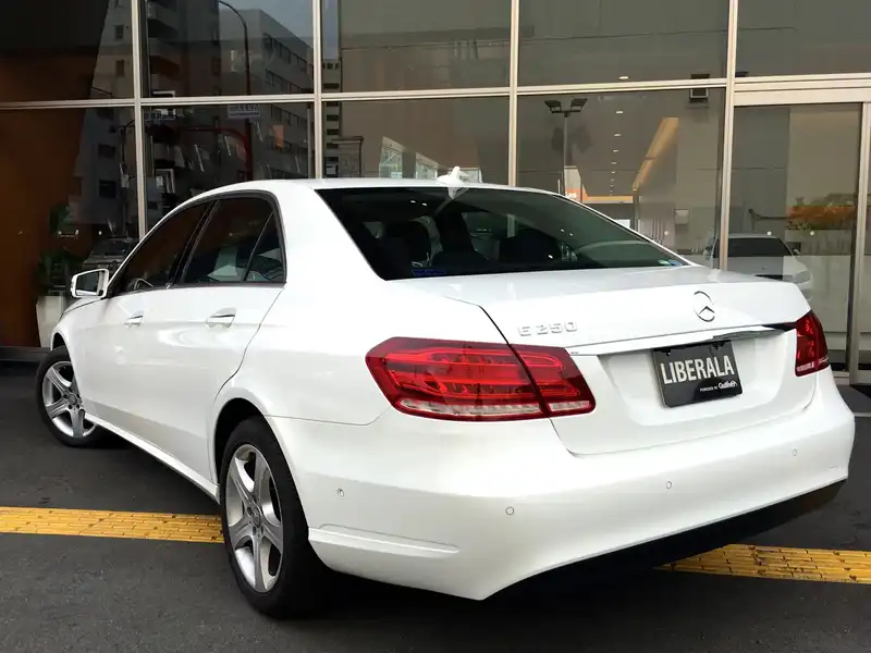 カタログ画像：Ｅクラス（E-CLASS） Ｅ２５０ 2013年5月 RBA-212036C 2000cc ポーラーホワイト（Ｓ） 燃費15.5km / l バック