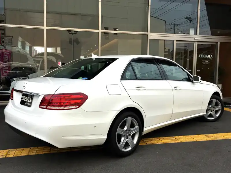 カタログ画像：Ｅクラス（E-CLASS） Ｅ２５０ 2014年4月 RBA-212036C 2000cc ポーラーホワイト（Ｓ） 燃費15.5km / l バック