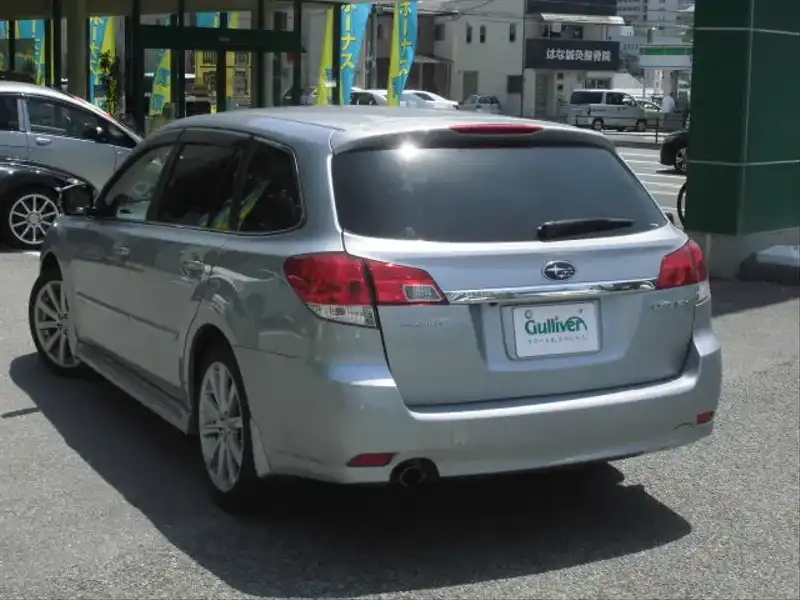 カタログ画像：レガシィツーリングワゴン（LEGACY TOURING WAGON） ２．５ｉアイサイト Ｓパッケージ 2013年5月 DBA-BRM 2500cc アイスシルバー・メタリック 燃費12.4km / l バック