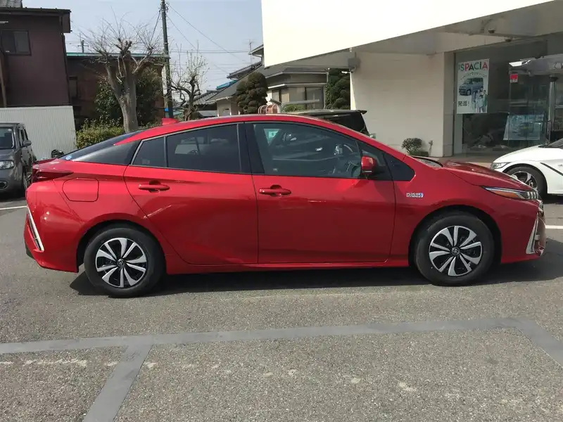 カタログ画像：プリウスＰＨＶ（PRIUS PHV） Ｓナビパッケージ・セーフティプラス 2018年1月 DLA-ZVW52 1800cc エモーショナルレッド 燃費37.2km / l 外装