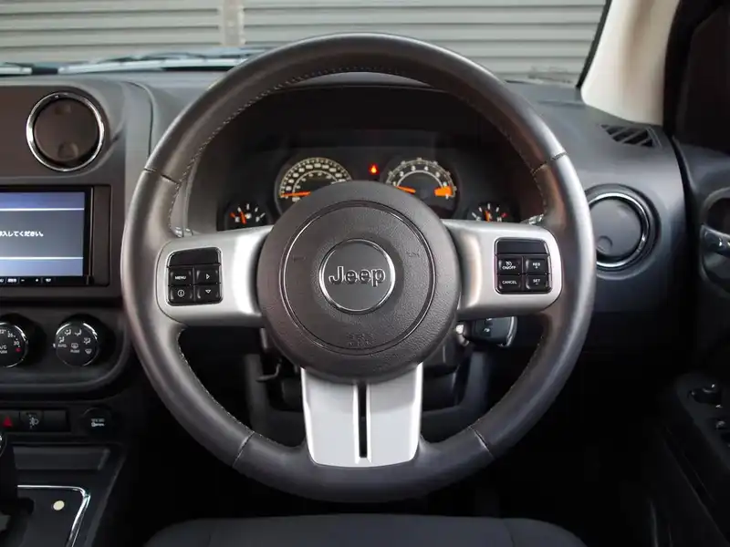 カタログ画像：ジープ・コンパス（JEEP COMPASS） アルティテュード スポーツ ３６０°ビジョン 2015年7月 ABA-MK49 2000cc ブラッククリアコート 燃費10.5km / l 内装