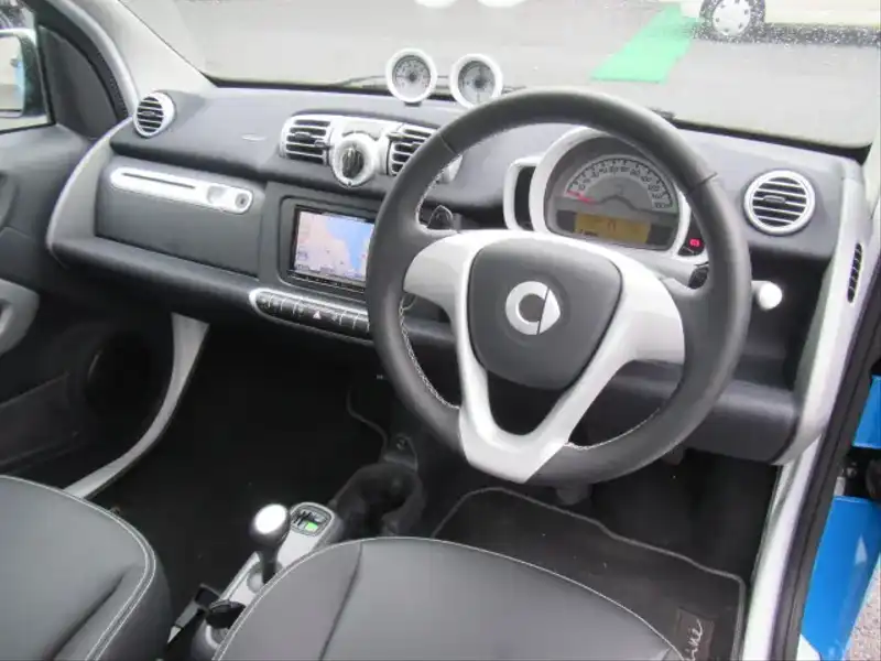 10080200 | カタログ画像：スマートフォーツークーペ（SMART FORTWO COUPE） ｍｈｄエディション アイスシャイン 2012年11月 ABA-451380 1000cc アズールブルー 内装