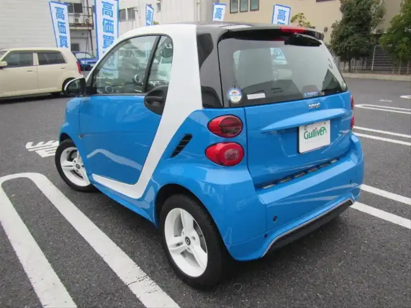 カタログ画像：スマートフォーツークーペ（SMART FORTWO COUPE） ｍｈｄエディション アイスシャイン 2012年11月 ABA-451380 1000cc アズールブルー 燃費22.0km / l バック