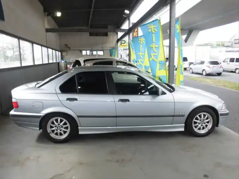 カタログ画像：３シリーズ（3 SERIES） ３１８ｉ 1996年1月 E-CA18 1800cc アークティック・シルバー 燃費10.0km / l  外装