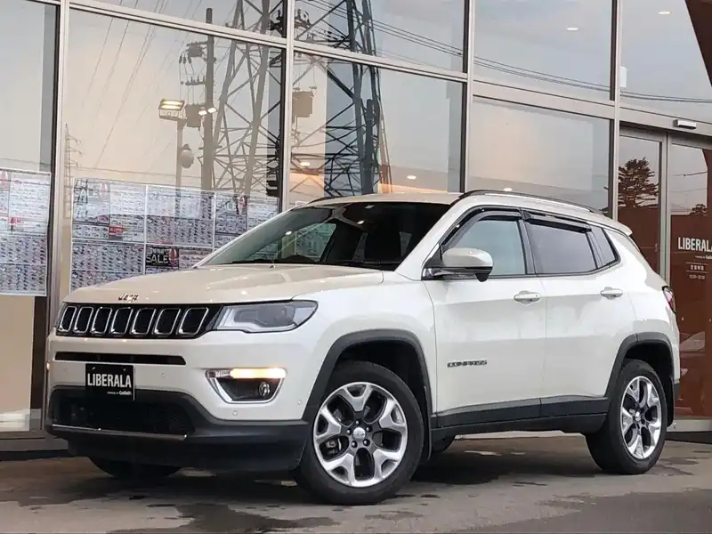 カタログ画像：ジープ・コンパス（JEEP COMPASS） リミテッド 2019年10月 ABA-M624 2400cc ヴォーカルホワイトパールコート 燃費11.8km / l フロント