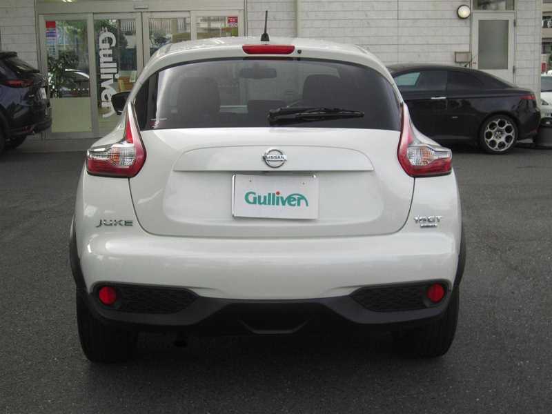 カタログ画像：ジューク（JUKE） １６ＧＴ ＦＯＵＲ パーソナライゼーション 2014年9月 CBA-NF15 1600cc ブリリアントホワイトパール（３Ｐ） 燃費13.4km / l バック