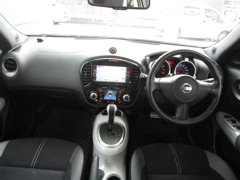 カタログ画像：ジューク（JUKE） １６ＧＴ ＦＯＵＲ パーソナライゼーション 2014年9月 CBA-NF15 1600cc ブリリアントホワイトパール（３Ｐ） 燃費13.4km / l 内装