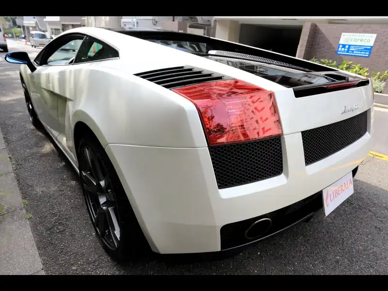 10033225 | カタログ画像：ガヤルド（GALLARDO） ＳＥ 2005年10月 5000cc バルーン・ホワイト（パールホワイト） バック