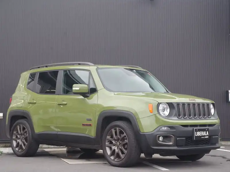 カタログ画像：ジープ・レネゲード（JEEP RENEGADE） ７５ｔｈアニバーサリーエディション 2016年5月 ABA-BU14 1400cc ジャングルグリーンクリアコート 燃費14.6km / l メイン