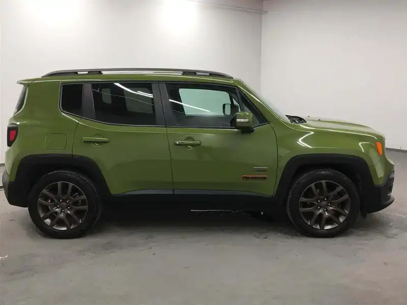 カタログ画像：ジープ・レネゲード（JEEP RENEGADE） ７５ｔｈアニバーサリーエディション 2016年5月 ABA-BU14 1400cc ジャングルグリーンクリアコート 燃費14.6km / l 外装