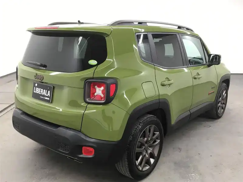 カタログ画像：ジープ・レネゲード（JEEP RENEGADE） ７５ｔｈアニバーサリーエディション 2016年5月 ABA-BU14 1400cc ジャングルグリーンクリアコート 燃費14.6km / l バック