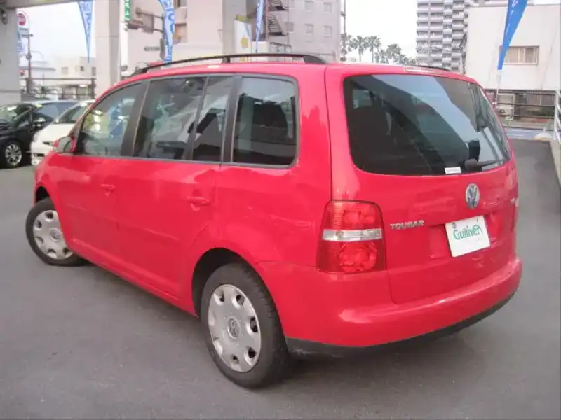 カタログ画像：ゴルフトゥーラン（GOLF TOURAN） Ｅ 2006年5月 GH-1TBLP 1600cc トルネードレッド 燃費12.2km / l  バック