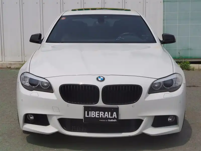 カタログ画像：５シリーズ（5 SERIES） ５２８ｉ Ｍスポーツパッケージ 2010年3月 DBA-FR30 3000cc アルピン・ホワイトⅢ 燃費10.4km / l フロント