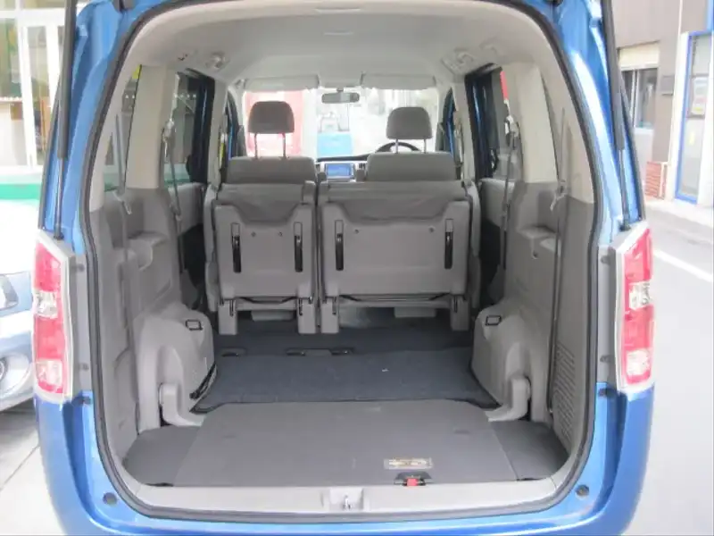 カタログ画像：ステップワゴン（STEPWAGON） Ｇ Ｌパッケージ 2009年10月 DBA-RK2 2000cc アオゾラブルー・メタリック 燃費12.6km / l  内装