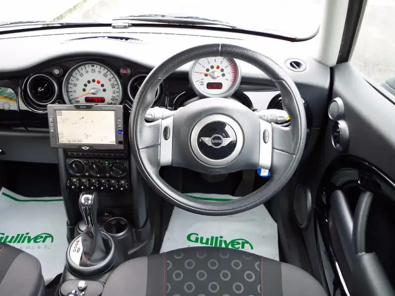 カタログ画像：ＭＩＮＩ（MINI） ワン セブン 2006年2月 GH-RA16 1600cc ソーラー・レッド（メタリック）orチリ・レッド（ソリッド） 燃費14.0km / l  内装